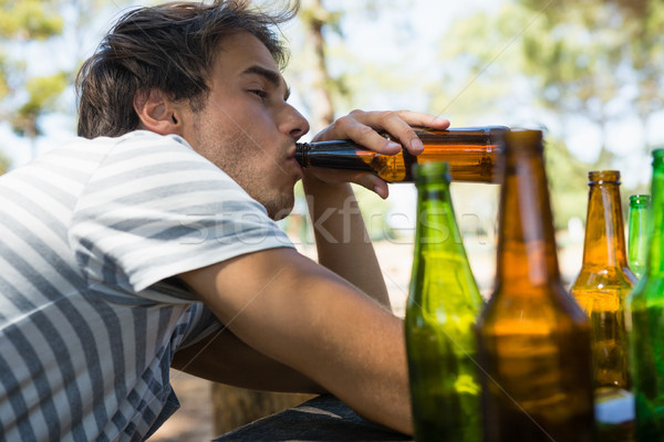 Mann trinken Bier Flasche Park bewusstlos Stock foto © wavebreak_media