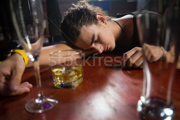 Man slapen bar counter dronken glas Stockfoto © wavebreak_media