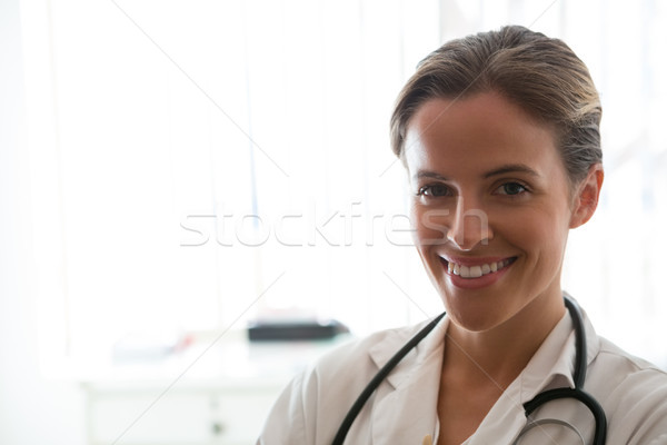 Retrato femenino médico pie asilo de ancianos mujer Foto stock © wavebreak_media