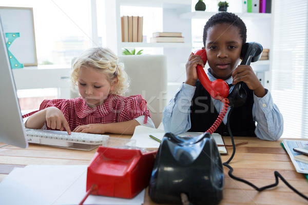 Portré üzletember beszél telefon kolléga számítógéphasználat Stock fotó © wavebreak_media