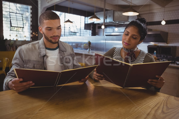 Stockfoto: Vrienden · lezing · menu · tabel · jonge · cafe