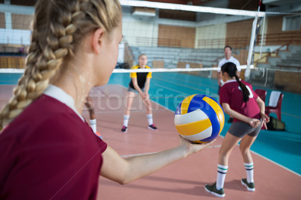 Vrouwelijke spelers spelen volleybal rechter man Stockfoto © wavebreak_media