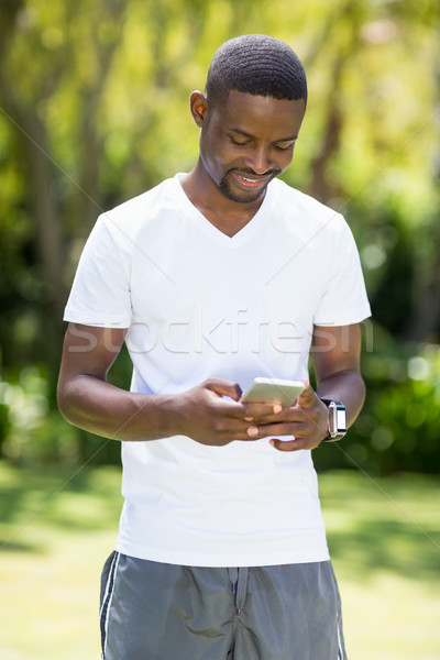 Fericit om smartphone parc iarbă telefon Imagine de stoc © wavebreak_media
