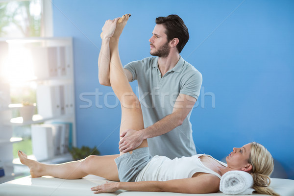 男 膝蓋 按摩 女 病人 診所 商業照片 © wavebreak_media