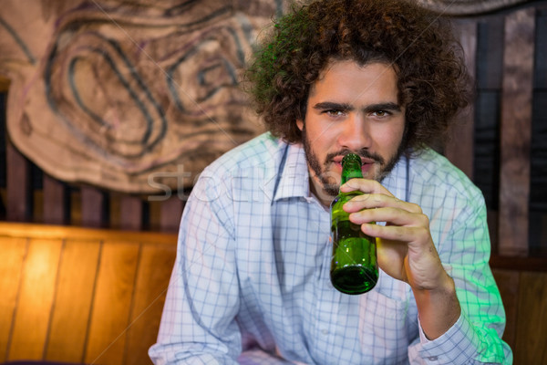 Glimlachend man fles bier bar portret Stockfoto © wavebreak_media