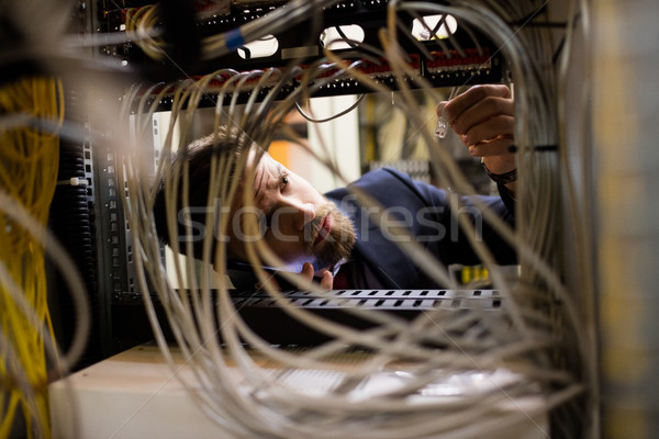 Foto stock: Técnico · falante · telefone · móvel · cabos · cremalheira · homem