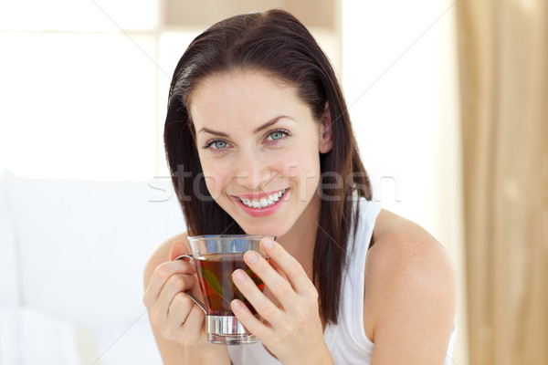 Brunetka kobieta pitnej herbaty posiedzenia bed Zdjęcia stock © wavebreak_media