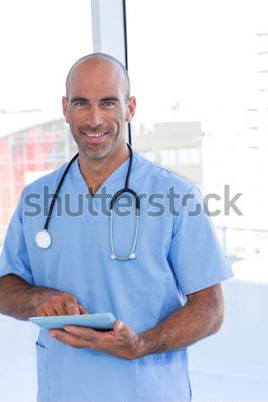 Foto stock: Retrato · exitoso · doctor · de · sexo · masculino · estetoscopio · blanco