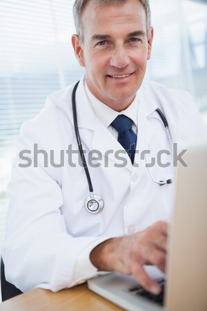 Foto stock: Retrato · médico · pie · hospital · mano · sonrisa