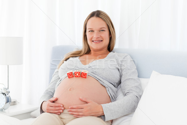 Zwangere vrouw bed moeder brieven buik Stockfoto © wavebreak_media