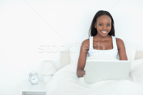 Сток-фото: женщину · ноутбук · спальный · спальня · компьютер · лице