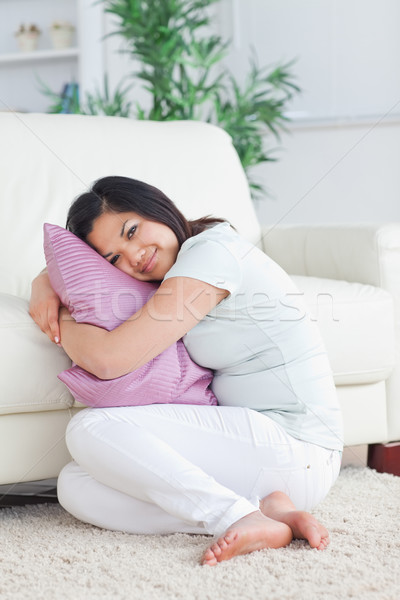 Uśmiechnięta kobieta poduszkę posiedzenia piętrze salon Zdjęcia stock © wavebreak_media