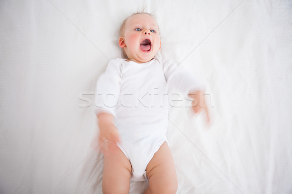 Stok fotoğraf: Küçük · kız · battaniye · bebek · yatak