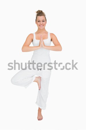 Mosolygó nő áll jóga póz test sportok női Stock fotó © wavebreak_media