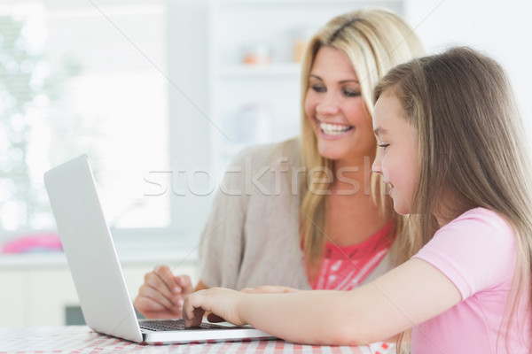 [[stock_photo]]: Femme · fille · séance · portable · cuisine · famille