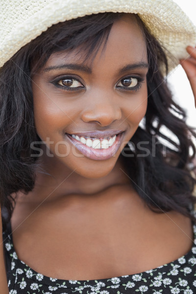 Frau tragen schwarzes Kleid Sommer hat lächelnde Frau Stock foto © wavebreak_media