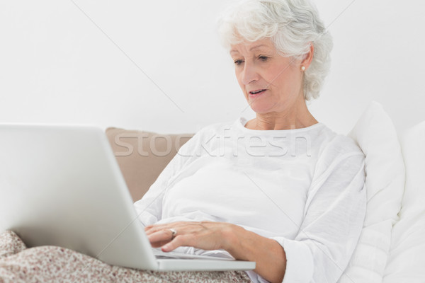 Сток-фото: старуху · набрав · ноутбука · компьютер · счастливым · домой