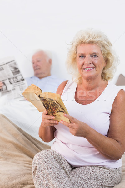 Sorridente casal leitura livro jornal Foto stock © wavebreak_media