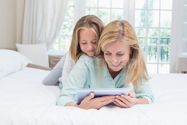 Stock foto: Glücklich · Mutter · Tochter · Tablet · Bett · Haus