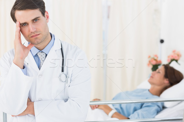 Stock foto: Beunruhigt · Arzt · Patienten · Krankenhaus · Porträt · arbeiten