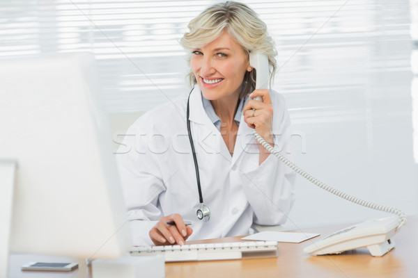 ストックフォト: 女性 · 医師 · コンピュータ · 電話 · 医療 · オフィス