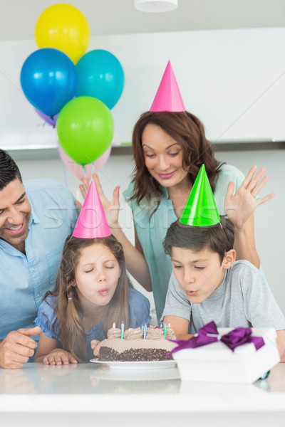 Familia cuatro torta fiesta de cumpleaños mujer Foto stock © wavebreak_media