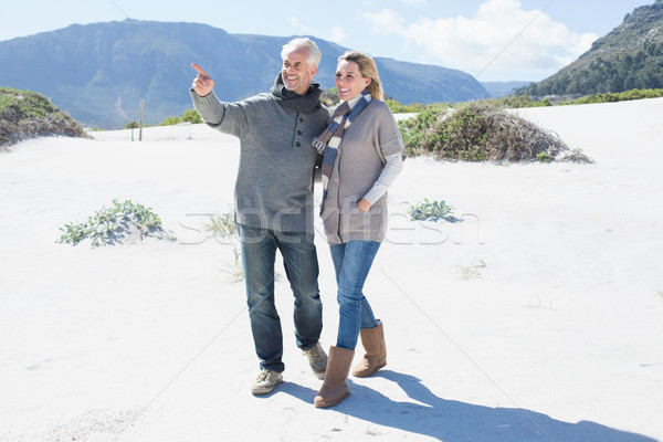 Foto stock: Sorridente · casal · praia · agasalhos · brilhante · legal