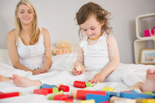 Stockfoto: Moeder · dochter · spelen · bouwstenen · bed