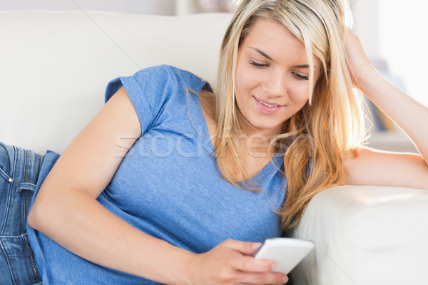 Nyugodt gyönyörű nő sms üzenetküldés nappali gyönyörű fiatal nő Stock fotó © wavebreak_media