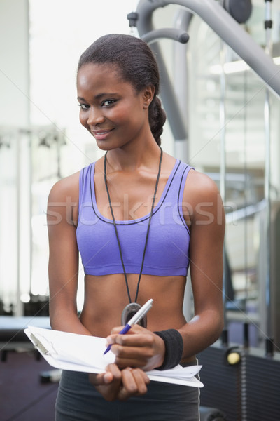 Passen Personal Trainer lächelnd Kamera Fitnessstudio glücklich Stock foto © wavebreak_media