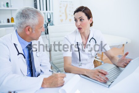 Foto stock: Médico · enfermera · notas · portapapeles · doctor · de · sexo · masculino