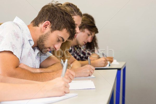 Estudiantes escrito notas aula vista lateral hombre Foto stock © wavebreak_media