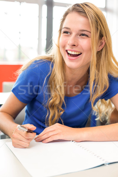 Foto stock: Alegre · femenino · estudiante · escrito · notas · aula