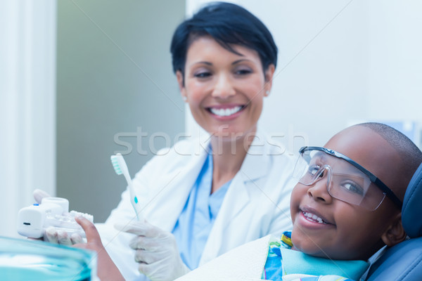 Foto stock: Feminino · dentista · ensino · menino · escove · dentes
