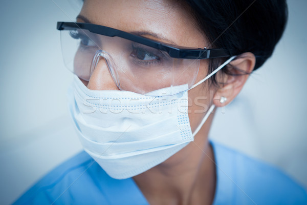 女 牙科醫生 外科口罩 安全眼鏡 關閉 商業照片 © wavebreak_media