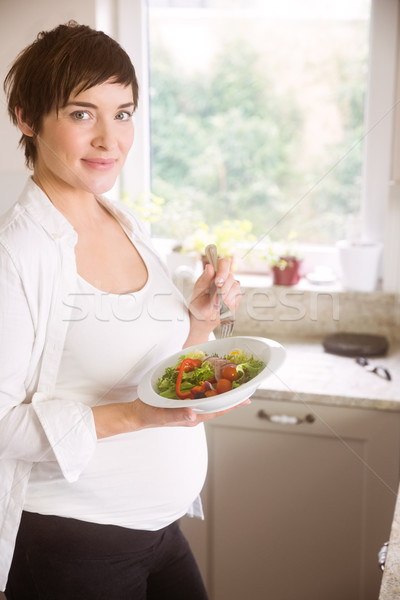 Foto d'archivio: Donna · incinta · ciotola · insalata · home · cucina · felice