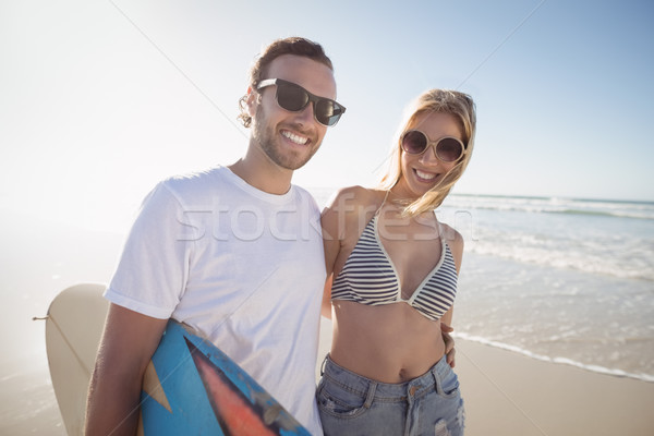 Stock fotó: Portré · boldog · fiatal · pér · visel · napszemüveg · tengerpart