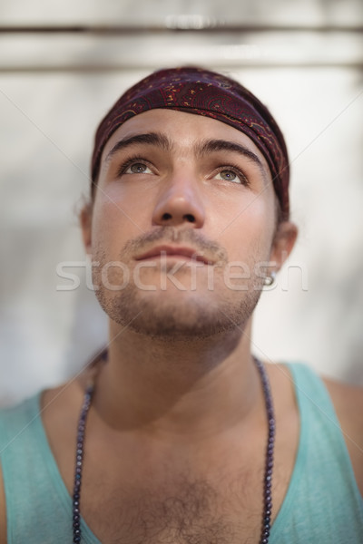 Figyelmes férfi felfelé néz fiatalember furgon mező Stock fotó © wavebreak_media