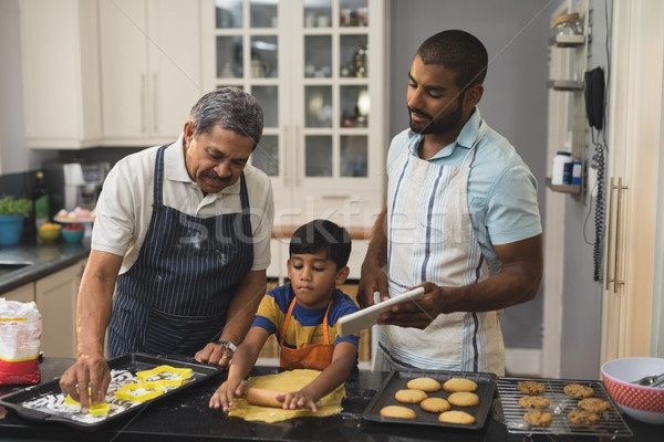 Foto stock: Familia · junto · cocina · casa · ventana