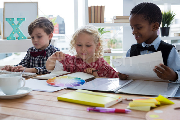 [[stock_photo]]: Collègues · planification · table · Creative · bureau · permanent