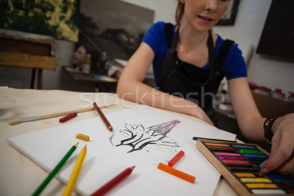 Aufmerksam Frau Zeichnung Buch Tabelle Malerei Stock foto © wavebreak_media