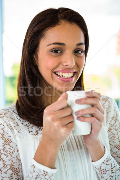 Joven beber té sonriendo café feliz Foto stock © wavebreak_media