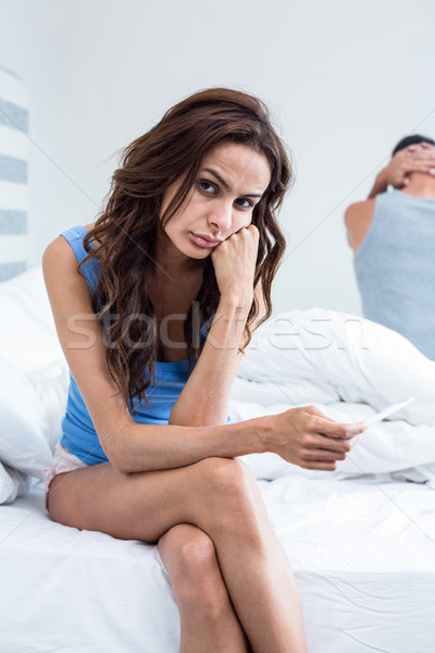 商業照片: 肖像 · 嚴重 · 女子 · 坐在 · 床 · 丈夫
