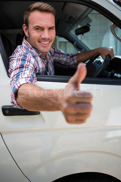 Jeune homme signe portrait conduite [[stock_photo]] © wavebreak_media