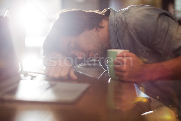 Uomo dormire tavola ufficio giovane creativo Foto d'archivio © wavebreak_media