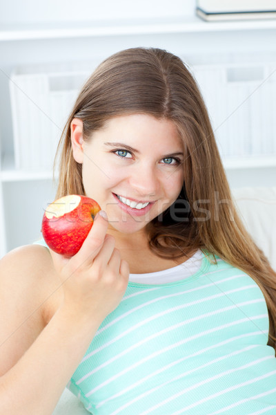 Foto stock: Positivo · mulher · alimentação · maçã · sorridente · câmera