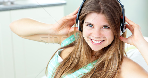 Dziewczyna słuchanie muzyki posiedzenia sofa Zdjęcia stock © wavebreak_media