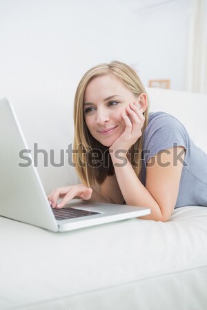 Jungen weiblichen entspannenden Laptop Sofa Wohnzimmer Stock foto © wavebreak_media