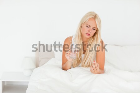 Vrouw poseren bed naar camera hand Stockfoto © wavebreak_media