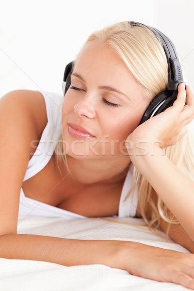 Porträt heiter Frau genießen Musik Schlafzimmer Stock foto © wavebreak_media